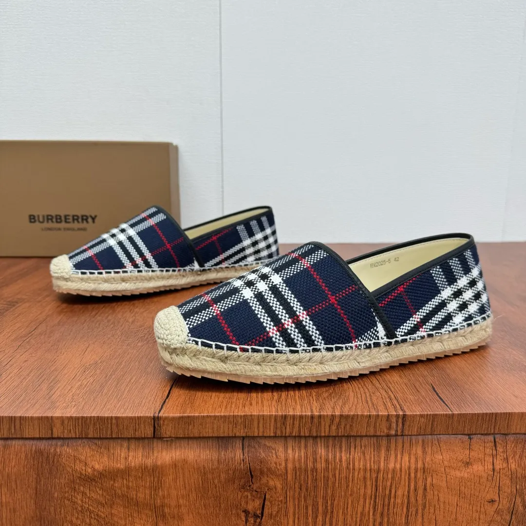 Batch 600 Burberry/Burberry new summer men's embroidered straw fisherman shoes, cool slip-on straw shoes! Encounter British fashion with Burberry espadrilles, a perfect blend of classic and fashionable. The unique printing on the upper is a manifestation of the brand's style. Every color and every pattern tells the story of England. Straw soles bring a natural texture, comfortable and chic. Whether you are strolling in the city streets or heading to the beach for vacation, it can add elegance and charm to you, easily become the center of attention, and start your own fashion journey. Classic knitted canvas upper, with thin calfskin lining suitable for summer, straw lining, genuine leather patch at the bottom of the heel, hemming technology, and Mark stitching details! Anti-slip rubber bottom layer, integrated injection molding of large LOGO letters and badges, multiple colors and styles to choose from, complete package! Size: 39-40-41-42-43-44 Normal size Item number: 2025-5 Knitted blue